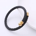 Dettaglio del bracciale a cavo nero intrecciato con terminali in metallo dorato lucido - Nero con Cappucci Dorati