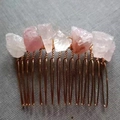 Detail van handgemaakte haarkam met ruwe roze en heldere natuurlijke kristallen - Rozenkwarts Gouden Kam