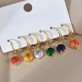 Detailansicht bunter runder Zirkonia-Anhänger an goldenen Ohrringen im Set verpackt - Mehrpaar-Set / Gold-Stil (ED65471)