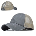 Detail der gewaschenen Baseballkappe mit Pferdeschwanzloch und Distressed-Mesh-Design - Verstellbar / Dunkelgrau