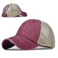 Detailansicht der weinroten Pony-Baseballkappe mit cremefarbenem Netz und Distressed-Löchern - Verstellbar / Burgunderrot