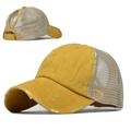 Detail der gelben Mesh-Baseballkappe im Distressed-Look mit Öffnung für den Pferdeschwanz - Verstellbar / Gelb