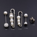 Cinq styles de broches anti-exposition avec perles et strass de différentes tailles - Lot No. 6