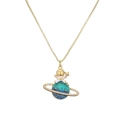 Collar con colgante de astronauta dorado en planeta degradado azul con piedras de circón - Astronauta sosteniendo planeta