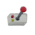 Dettaglio macro della spilla smaltata a forma di joystick retrò con sfera rossa e tasti - Joystick Arcade Grigio