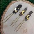 Detail van drie handgemaakte haarspelden met amethist en ster-en-maan decoraties - Rookkwarts + Gouden Maan Ster