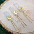 Handgemaakte amethist kristallen haarspelden met gouden maan- en sterhangers op hout - Bergkristal + Gouden Maan Ster