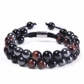 Détail du bracelet double couche en œil de tigre avec cordon tressé noir réglable - Œil de Tigre Rouge (3 Perles Principales)