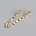 Dettaglio di orecchini a nappa in argento S925 con scintillanti zirconi bianchi tondi - Argento 925 / Oro