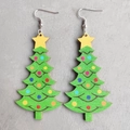 Detailansicht der grünen Weihnachtsbaum-Ohrringe mit bunten Kugeln und Sternanhängern - Weihnachtsbaum