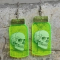 Fluorescerende groene acryl drankfles oorbellen met schedelprint en zilveren haken - Schedel In Fles / Fluorescerend Groen