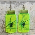 Fluorescerende groene acryl Halloween oorbellen met spinmotief in een glazen pot - Spin In Fles / Fluorescerend Groen