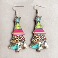 Details von Weihnachtsbaum-Ohrhängern mit Leoparden- und Kuhmuster im Boho-Stil - Mehrfarbiger Weihnachtsbaum