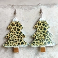 Dettaglio di orecchini ad albero di Natale con stampa leopardata su base acrilica - Albero di Natale con Stampa Leopardata