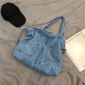 Große Tragetasche aus Jeansstoff in Blau mit doppelten Vordertaschen und Henkeln - Hellblau