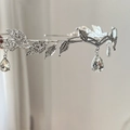 Detail von Silberblatt-Tiara mit funkelnden Strasssteinen und Tropfenkristall-Anhängern - Silber