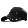 Vue détaillée de la casquette noire en satin avec logo M doré et rayures sur le bord - Réglable / Noir