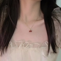 Colgante de cereza con cuentas rojas en cadena bañada en oro lucido por una modelo - Chapado en Oro / Aleación / Collar - Cereza Roja