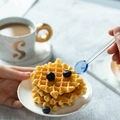 Cucchiaio in vetro blu resistente al calore che versa sciroppo su waffle freschi - Blu
