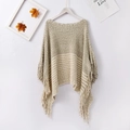 Detalle de poncho de chenilla con rayas de estilo vintage y bordes de flecos alargados - Gris