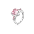 Vista dettagliata di anello aperto in argento con gemma rosa a cuore e pietre laterali - Anello Cuore Rosa