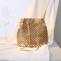 Funkelnde goldene Strass-Eimertasche mit hohlem Metallnetz und Kettenriemen - Gold