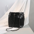 Elegante schwarze Beuteltasche mit funkelnden Strasssteinen und Metallkettenriemen - Schwarz