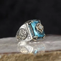 Makro-Detail des Retro-Gravurring mit blauem Edelstein und goldenen Akzenten - US 7 / Blau