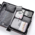 Reise-Organizer-Set aus mehreren Packtaschen für Kleidung, Schuhe und Reiseutensilien. - Grau