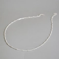 Vue macro du collier chaîne à billes argentées minimaliste avec perles en métal poli - Argent 38+5cm