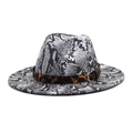 Détail d'un chapeau fedora à motif serpent avec bande léopard et boucle en métal argenté - M (56-58cm) / Blanc