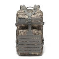 Vista frontal de mochila táctica impermeable en camuflaje digital arena con correas MOLLE - Camuflaje ACU (Con Parche de Bandera Americana)