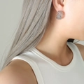Pendientes de aro en C plateados con textura de malla trenzada y estilo minimalista - Color Acero