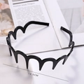 Dettaglio di un cerchietto nero ondulato in plastica con larghezza di 12,5 cm - Nero Lucido
