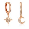 Dettaglio macro di orecchini asimmetrici in oro rosa con ciondoli stella luna e zirconi - Placcato Oro Rosa Zirconia Bianca