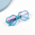 Détail de lunettes de soleil coeur pour enfants avec paillettes bleu sarcelle et dégradé - Bleu Lac
