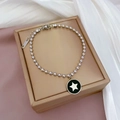 Détail du bracelet à billes argentées avec pendentif étoile sur boîte à bijoux chic - Style Émail Noir Argenté (K314)