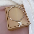 Detail van een zilveren kralenarmband met vos-bedeltje op een luxe sieradendoosje - Zilver