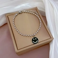 Nahaufnahme der Silberperlen-Armband mit schwarzem Emaille-Smiley auf einer Schmuckbox - Silberfarbener Perlenstil Mit Schwarzem Emaille Smile Face (K336黑银)