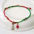 Pulsera tejida de árbol de Navidad con cordones rojo y verde y dije de esmalte blanco - Estilo Árbol de Navidad de Esmalte Blanco