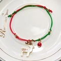 Pulsera tejida de Navidad con cordones rojo verde y colgante de reno en un plato blanco - Estilo Ciervo de Esmalte Blanco