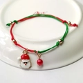 Detalle de pulsera navideña trenzada roja y verde con colgante de Papá Noel esmaltado - Estilo Papá Noel