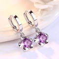 Pendientes largos de plata con circonita morada redonda y engaste en forma de flor - Morado