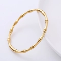 Bracciale rigido in acciaio inossidabile dorato stile bambù su piatto in ceramica - Oro