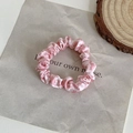 Primo piano dettagliato di un elastico in raso rosa e bianco su carta ruvida - Pied-de-poule Rosa