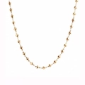 Dettaglio delle maglie a cuore dorate interconnesse di una collana minimalista - Catena a cuore in acciaio al titanio oro (50+6cm)