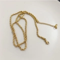 Dettaglio ravvicinato della catena dorata a fune con chiusura a moschettone e catenella - 3.0 Catena a corda in acciaio al titanio oro (50+5)