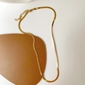 Collana a catena piatta a serpente dorata con chiusura a moschettone su pelle - Acciaio al titanio / Catena a Serpente Dorata