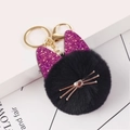 Detail eines schwarzen Pelz-Katzen-Schlüsselanhängers mit lila Glitzerohren und Metall-Schnurrhaaren - Auf Lager / Schwarz - Glitzer-Ohr-Stil