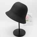 Detailansicht der schwarzen Strohhut-Struktur auf einem minimalistischen Metallständer - M (56-58cm) / Schwarz